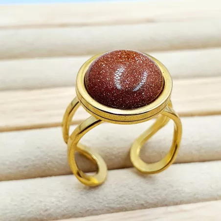 Bague Bellerose est en acier, inoxydable, doré, réglable, avec une pierre naturelle Pierre de soleil