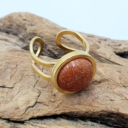 Bague Bellerose est en acier, inoxydable, doré, réglable, avec une pierre naturelle Pierre de soleil