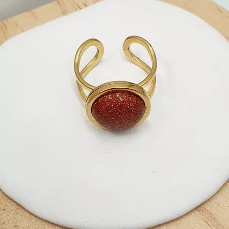 Bague Bellerose est en acier, inoxydable, doré, réglable, avec une pierre naturelle Pierre de soleil