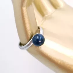 la bague gentiane, ajustable et ornée d'une pierre naturelle lapis lazuli, est en acier inoxydable argenté.