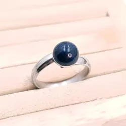 la bague gentiane, ajustable et ornée d'une pierre naturelle lapis lazuli, est en acier inoxydable argenté.