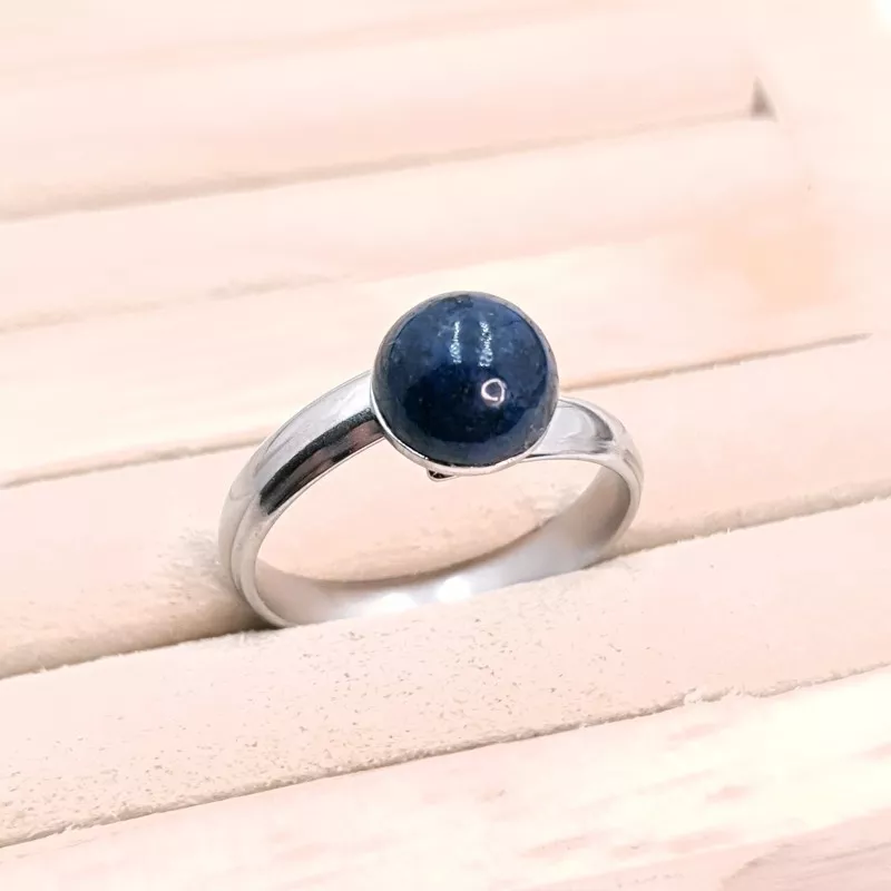 bague gentiane, ajustable et ornée d'une pierre naturelle lapis lazuli, en acier inoxydable argenté.