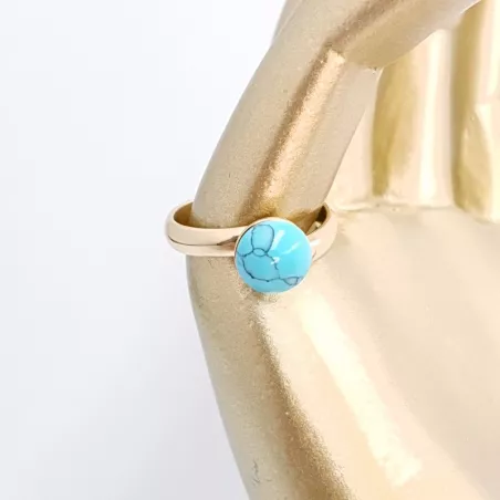 la bague gentiane, ajustable et ornée d'une pierre naturelle turquoise, est en acier inoxydable doré.