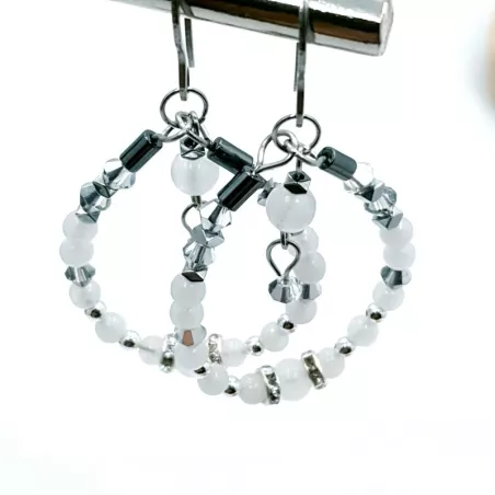 les Boucles Eugenie sont en acier inoxydables argentées, avec des perles de pierres naturelles,quartz, de verre et de strass