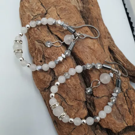 les Boucles Eugenie sont en acier inoxydables argentées, avec des perles de pierres naturelles,quartz, de verre et de strass