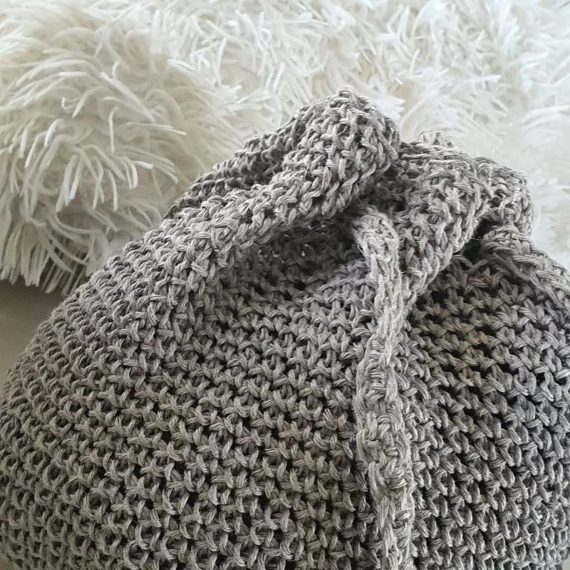 sac taxo, un sac boule crocheté à la main en fil de lin