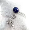 Le bracelet jonc Sylvaine est en acier inoxydable argenté, réglable, avec un cabochon en lapis-lazuli et une breloque.