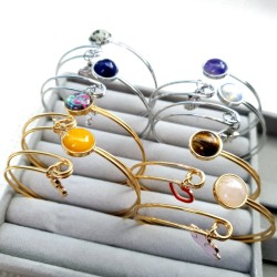 Bracelet avec pierres naturelles/verre et breloque.
 - sélectionnez la pierre, la couleur, la matière.
C