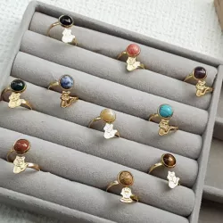 Des Bagues en acier inoxydable "chat"
 - sélectionnez la pierre naturelle, la couleur, la matière.