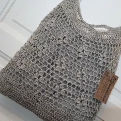 Un accessoire artisanal fait à la main. Sac à bandoulière et poignées.
Contactez-moi pour une commande personna