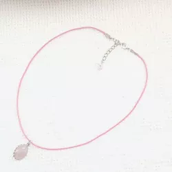 Collier fin avec pendentif cabochon ovale ouvragé