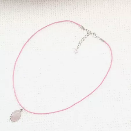 Collier fin avec pendentif cabochon ovale ouvragé