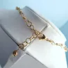 Collier en acier inoxydable aux lignes pures, avec un pendentif coeur graphique.