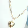 Collier en acier inoxydable aux lignes pures, avec un pendentif coeur graphique.