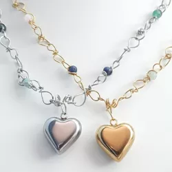 Collier en acier inoxydable aux lignes pures, avec un pendentif coeur graphique.