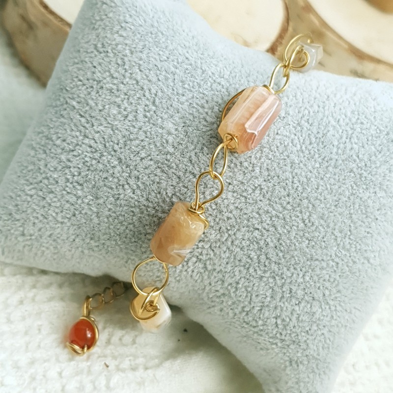 Bracelet en création originale avec des perles de pierres naturelles, agate, apatite. En collection créa, portez un bijou 