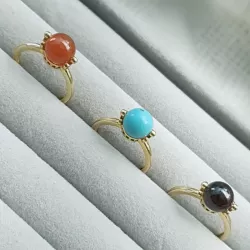Des Bagues en argent et plaqué-or avec un style solitaire en pierre naturelle.
Un