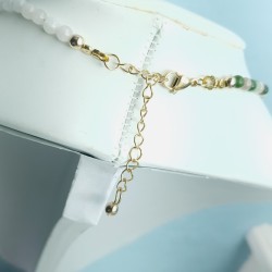 Un Collier Chocker avec des perles de pierres naturelles. Séparé en deux, les couleurs se répondent "moit moit".
Un