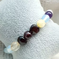 Bracelet extensible avec pierres naturelles irrégulières, rondes et perle en bois.
Le bracelet extensible Victoire 