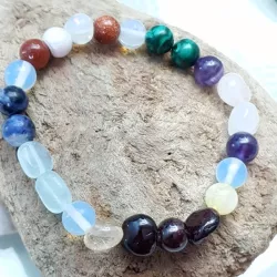 Bracelet extensible avec pierres naturelles irrégulières, rondes et perle en bois.
Le bracelet extensible Victoire 