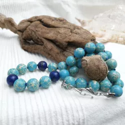 Collier tout en bleu, monté sur fil avec noeud intermédiaire à chaque pierre ronde.