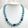 Collier tout en bleu, monté sur fil avec noeud intermédiaire à chaque pierre ronde.