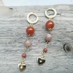 Boucles Mimi pendantes en pierres naturelles et breloque coeur