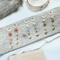 Boucles Mimi pendantes en pierres naturelles et breloque coeur