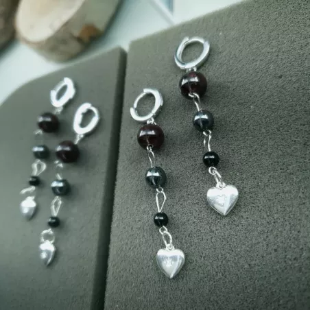 Boucles Mimi pendantes en pierres naturelles et breloque coeur