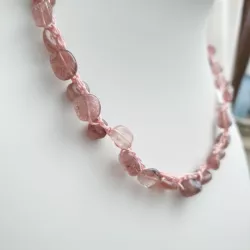 Collier en quartz rose mi-long sur fil rose crocheté avec fermoir note de musique et strass Bouly&Cailloux