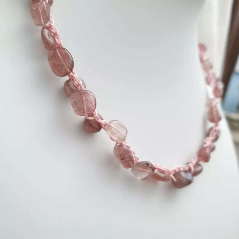 Collier en quartz rose mi-long sur fil rose crocheté avec fermoir note de musique et strass Bouly&Cailloux Collier en quartz rose mi-long sur fil rose crocheté avec fermoir note de musique et strass Bouly&Cailloux