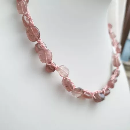 Collier en quartz rose mi-long sur fil rose crocheté avec fermoir note de musique et strass Bouly&Cailloux