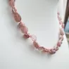 Collier en quartz rose mi-long sur fil rose crocheté avec fermoir note de musique et strass Bouly&Cailloux