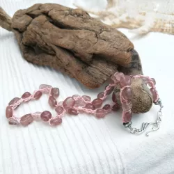 Collier en quartz rose mi-long sur fil rose crocheté avec fermoir note de musique et strass Bouly&Cailloux