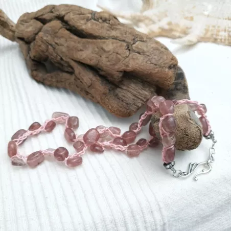 Collier en quartz rose mi-long sur fil rose crocheté avec fermoir note de musique et strass Bouly&Cailloux