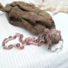 Collier en quartz rose mi-long sur fil rose crocheté avec fermoir note de musique et strass Bouly&Cailloux