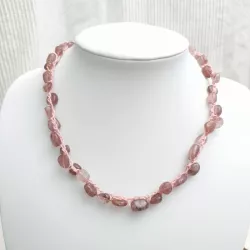Collier en quartz rose mi-long sur fil rose crocheté avec fermoir note de musique et strass Bouly&Cailloux