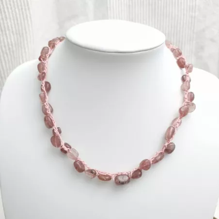Collier en quartz rose mi-long sur fil rose crocheté avec fermoir note de musique et strass Bouly&Cailloux