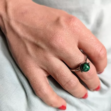 Des Bagues en argent et plaqué-or avec un style solitaire en pierre naturelle.
Un