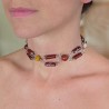 Le Collier Linum est un collier ras de cou en acier inoxydable fabriqué à partir de pierres naturelles en agate rouge et c