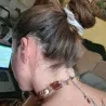 Le Collier Linum est un collier ras de cou en acier inoxydable fabriqué à partir de pierres naturelles en agate rouge et c