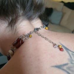 Le collier linum, tour de cou artisanal, agate rouge et calcédoine