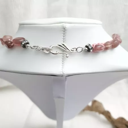 Collier en quartz rose mi-long sur fil rose crocheté avec fermoir note de musique et strass Bouly&Cailloux