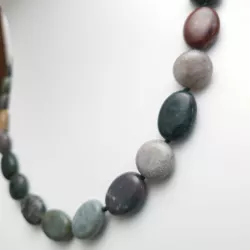 Collier Indiana en agate indienne pierres rondes et plates avec fermoir dore et breloque goutte Bouly&Cailloux