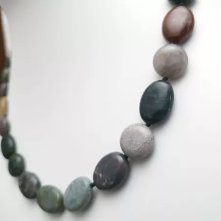 Collier Indiana en agate indienne pierres rondes et plates avec fermoir dore et breloque goutte Bouly&Cailloux
