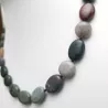 Collier Indiana en agate indienne pierres rondes et plates avec fermoir dore et breloque goutte Bouly&Cailloux