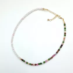 Un Collier Chocker avec des perles de pierres naturelles. Séparé en deux, les couleurs se répondent "moit moit".
Un