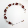 Le Collier Linum est un collier ras de cou en acier inoxydable fabriqué à partir de pierres naturelles en agate rouge et c