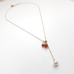 Le Collier Chiara, un bijou élégant et raffiné, composé d'une chaîne en argent ou plaqué or et d'un pendentif orné d'une p