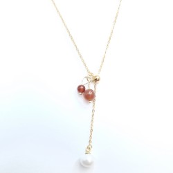 Le Collier Chiara, un bijou élégant et raffiné, composé d'une chaîne en argent ou plaqué or et d'un pendentif orné d'une p